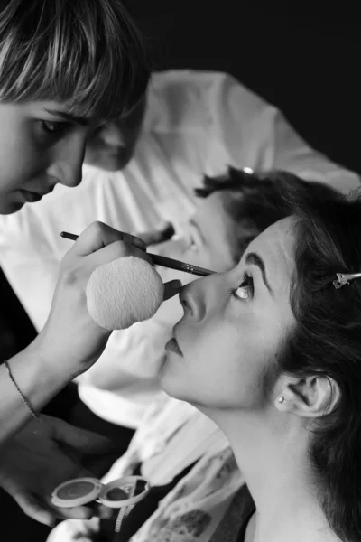 Mujeres en un salón de maquillaje profesional, Italia, Sicilia — Foto de Stock