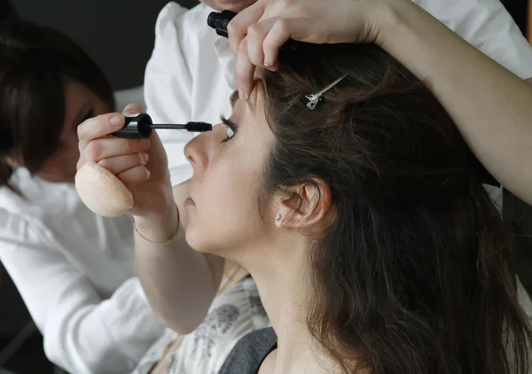 Mujeres en un salón de maquillaje profesional, Italia, Sicilia — Foto de Stock