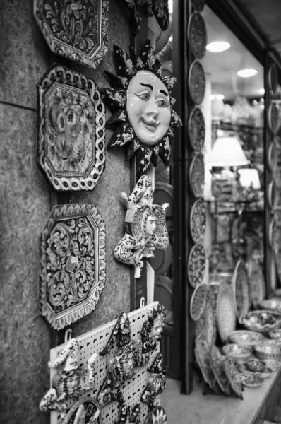 Sicilian ceramics and decorated plates for sale — Stock Photo, Image