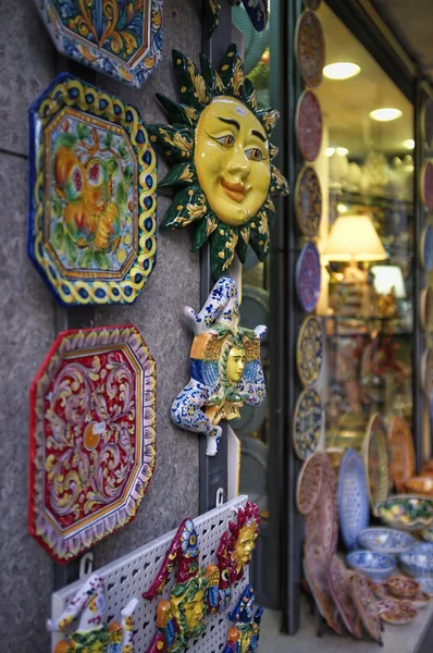 Sicilskou keramiku a dekorované desky na prodej — Stock fotografie