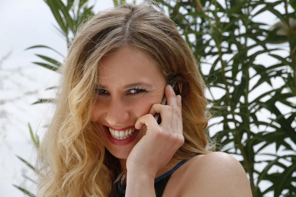 Portrait of a young girl on the cellular phone — Stock Photo, Image