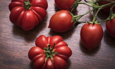 Tahta masadaki domatesler