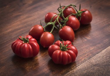 Tahta masadaki domatesler