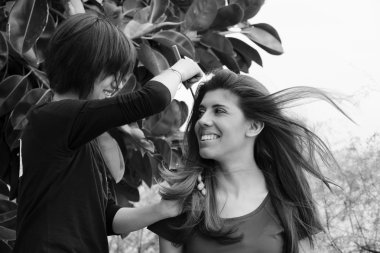 İtalya, Sicilya, genç kadının bir Kuaför tarafından taranmış