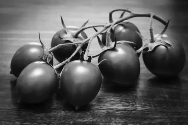 Pomodori su un tavolo di legno — Foto Stock