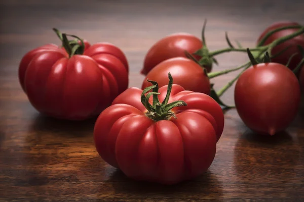 Tomaten op een houten tafel — Stockfoto