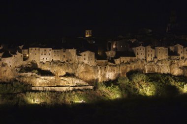 İtalya, Toskana, pitigliano şehir gece