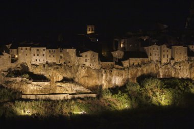 İtalya, Toskana, pitigliano şehir gece