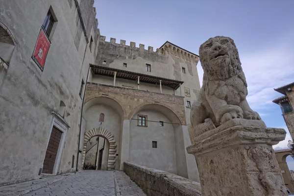 Italy, Tuscany, Pitigliano, Orsini Palace entrance, stone lion — Stock Photo, Image