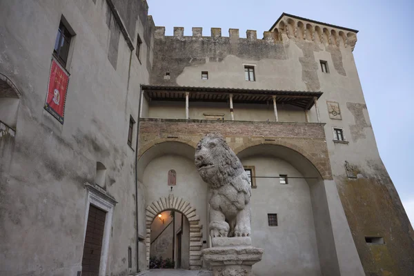 ITÁLIA, Toscana, Pitigliano, entrada do Palácio de Orsini, leão de pedra — Fotografia de Stock