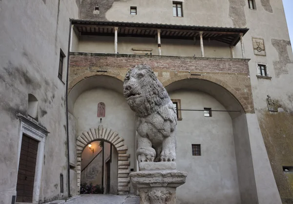 ITALIA, Toscana, Pitigliano, Ingresso Palazzo Orsini, leone di pietra — Foto Stock