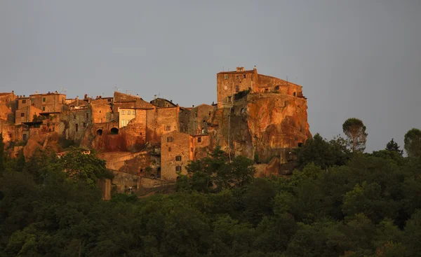 Włochy, Toskania, pitigliano miasto na zachodzie słońca — Zdjęcie stockowe