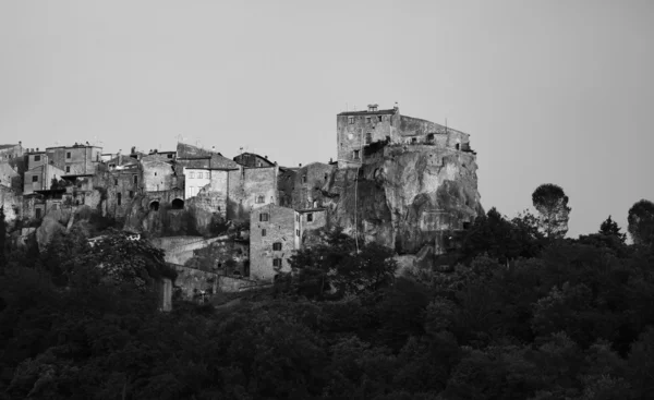 Italia, Toscana, Pitigliano ciudad al atardecer — Foto de Stock