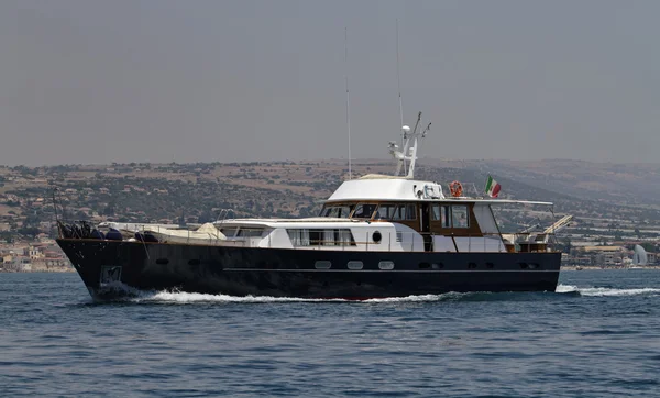 Yacht à moteur de luxe — Photo