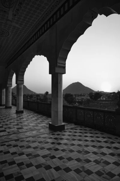 Индуистский храм на закате — стоковое фото