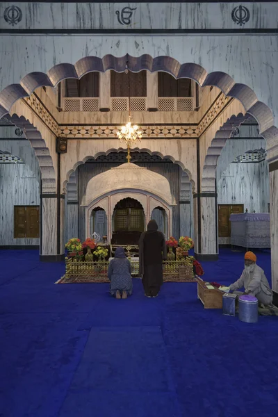 印度人在印度教神庙祈祷 — 图库照片