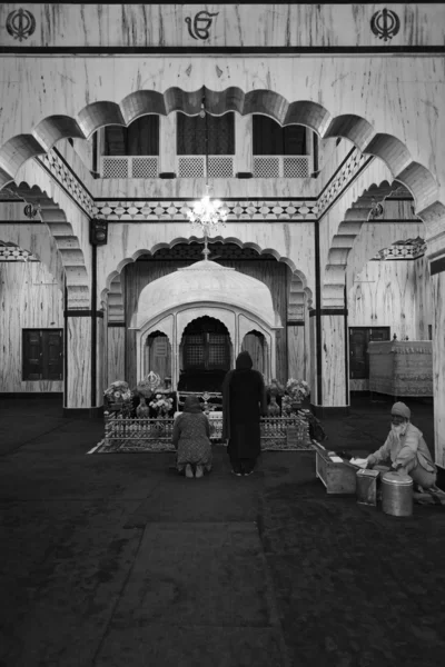 印度人在印度教神庙祈祷 — 图库照片