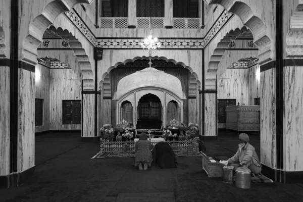 ヒンズー教の寺院で祈るインド人 — ストック写真