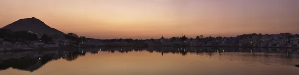 Панорамный вид на озеро Пушкар на закате — стоковое фото