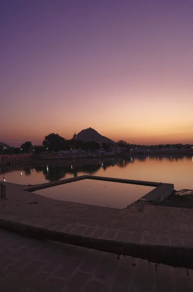 Vue panoramique du lac Pushkar au coucher du soleil — Photo