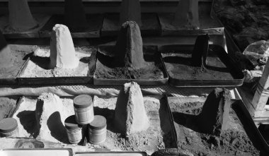 Yerel bir pazarda satılan renkli makyaj tozlar