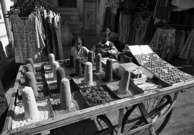 Yerel bir pazarda satılan renkli makyaj tozlar