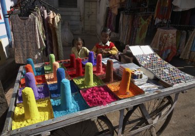 Yerel bir pazarda satılan renkli makyaj tozlar