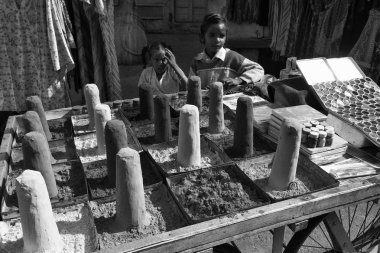 Yerel bir pazarda satılan renkli makyaj tozlar