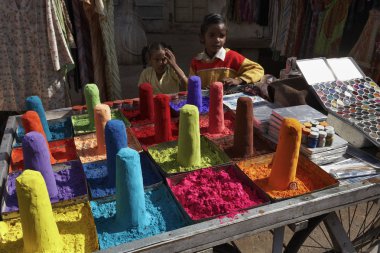 Yerel bir pazarda satılan renkli makyaj tozlar