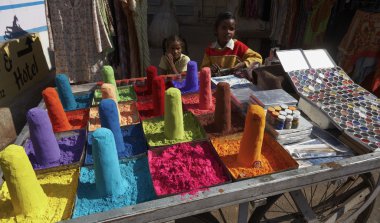 Yerel bir pazarda satılan renkli makyaj tozlar