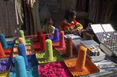 Yerel bir pazarda satılan renkli makyaj tozlar