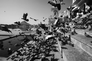 kasaba ve kutsal lake görünümü