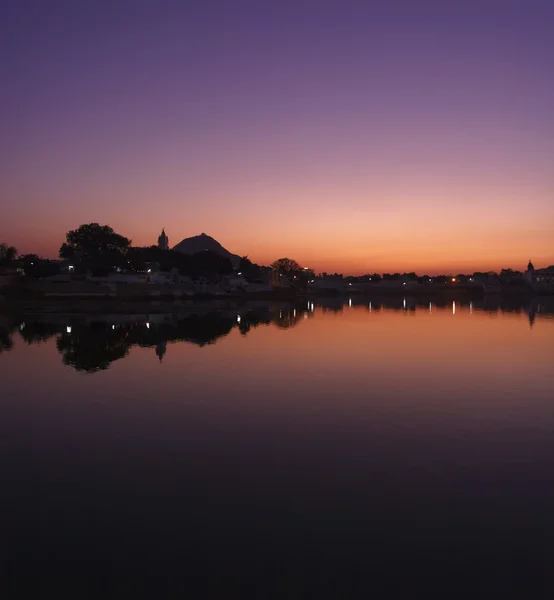 Panoramablick auf den Pushkar See bei Sonnenuntergang — Stockfoto