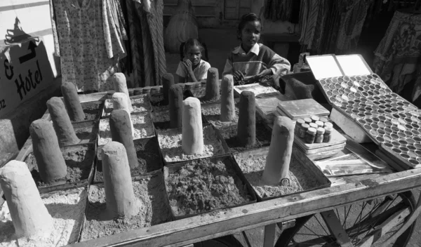 Yerel bir pazarda satılan renkli makyaj tozlar