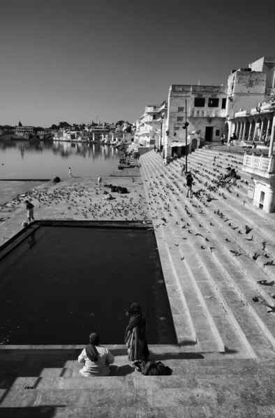 Indian pilgrims take a bath in the sacred lake — Stockfoto