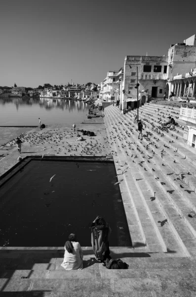 Indian pilgrims take a bath in the sacred lake — Stock Photo, Image