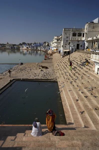 Indian pilgrims take a bath in the sacred lake — Stock Photo, Image