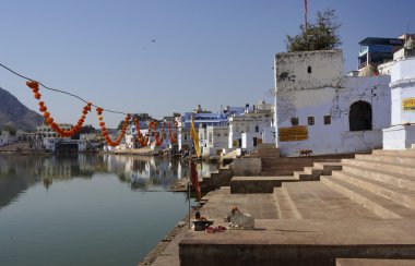 Hindistan, rajasthan, pushkar, kasaba ve kutsal lake görünümü