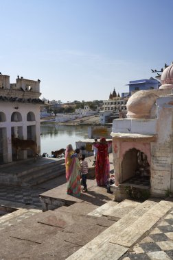 Hindistan, rajasthan, pushkar, kasaba ve kutsal lake görünümü