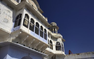 Hindistan, rajasthan, pushkar, eski bir binanın çatısında Kızılderili kadın
