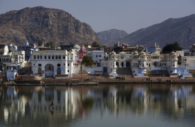 Hindistan, rajasthan, pushkar, kasaba ve kutsal lake görünümü