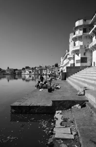 India, Rajastán, Pushkar, peregrinos indios toman un baño en el lago sagrado — Foto de Stock