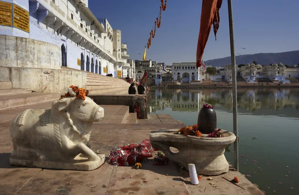 India, Rajasthan, Pushkar, veduta della città e una vecchia statua religiosa di una vacca sacra — Foto Stock
