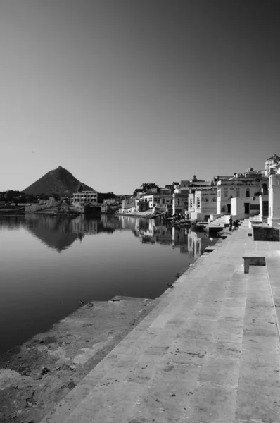 Indien, Rajasthan, Pushkar, Blick auf die Stadt und den heiligen See — Stockfoto