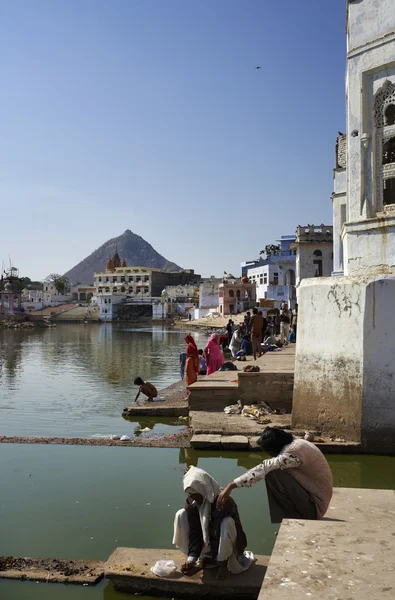 India, Rajastán, Pushkar, peregrinos indios toman un baño en el lago sagrado —  Fotos de Stock
