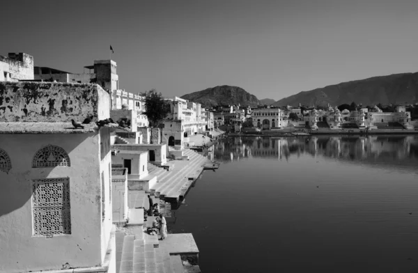 Indie, Radżastan, pushkar, widok na miasto i jezioro święte — Zdjęcie stockowe