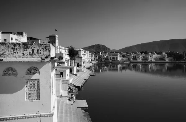 India, Rajasthan, Pushkar, veduta della città e del lago sacro — Foto Stock