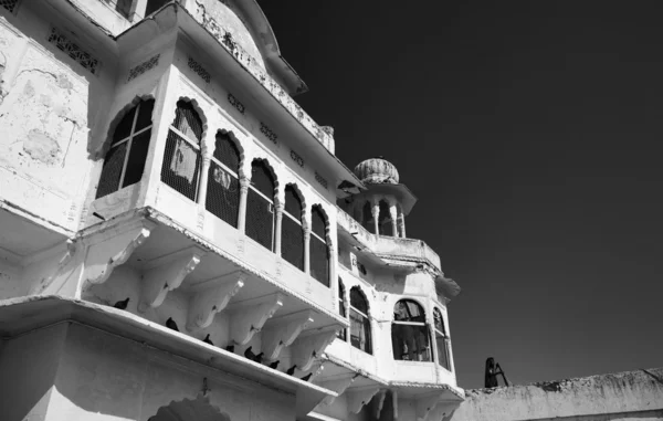 Indie, rajasthan, pushkar, indiánka na střeše staré budovy — Stock fotografie