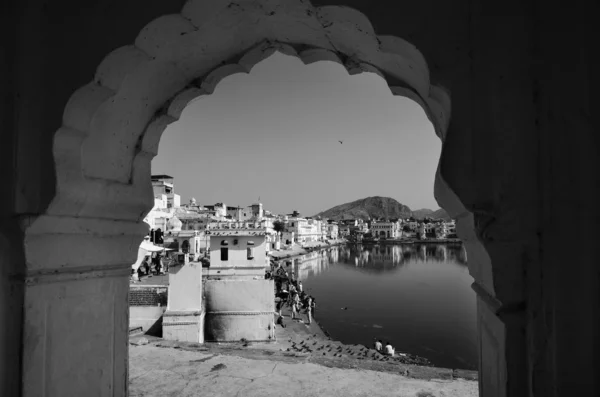 Indie, Radżastan, pushkar, widok na miasto i jezioro święte — Zdjęcie stockowe