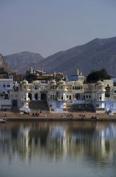 Indie, rajasthan, pushkar, pohled na město a posvátné jezero — Stock fotografie